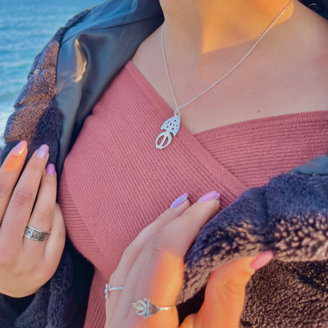 Collier en argent motif fibule