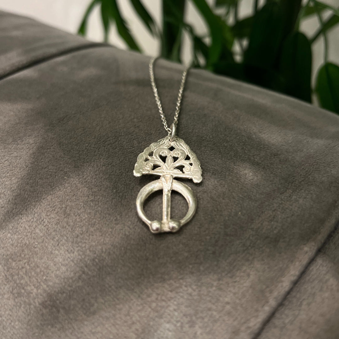 Collier en argent motif fibule