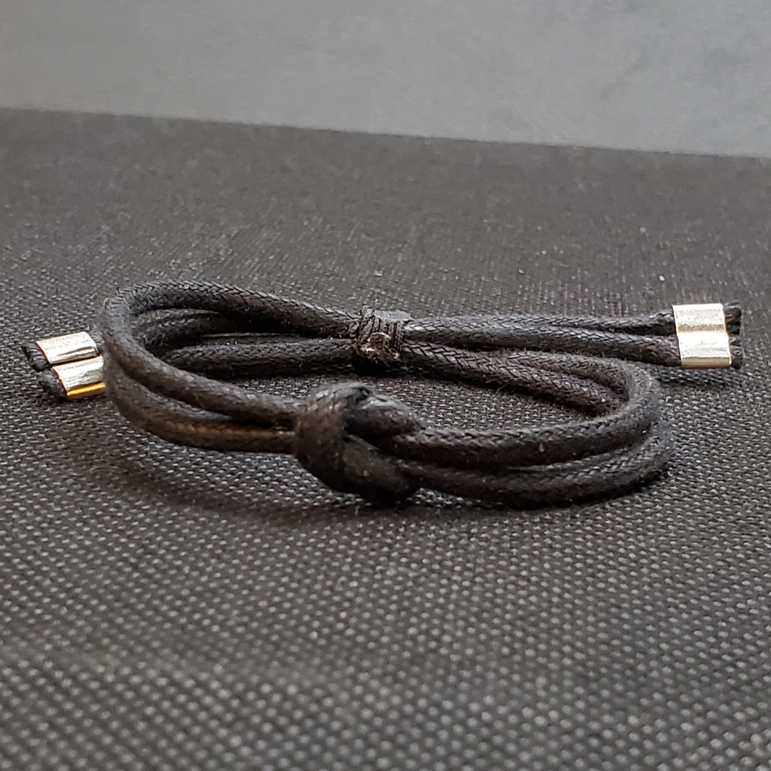 Bracelet en fil noir épaisse