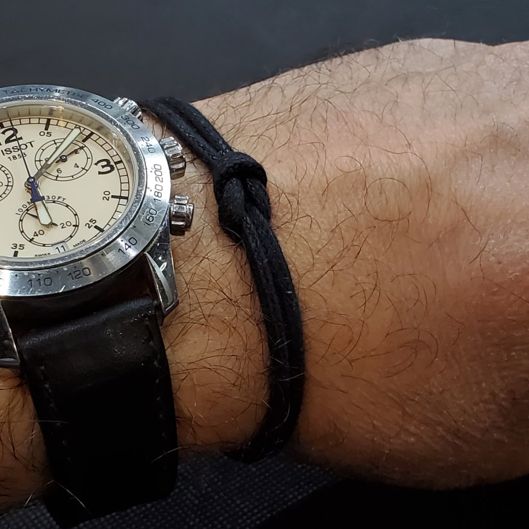 Bracelet en fil noir épaisse