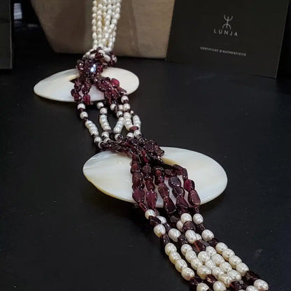 Un collier long Sautoir pour femme de perles de cultures raffinées et pierres de Grenat