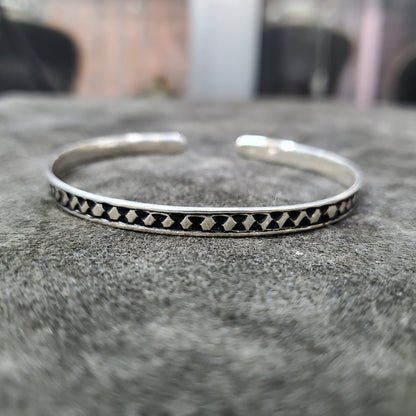 Jonc Amazigh fine en argent 925 de profil Margoum