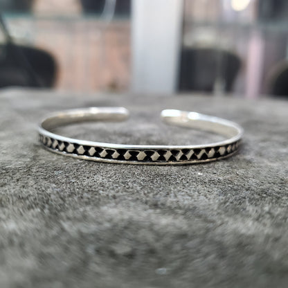 Jonc Amazigh fine en argent 925 de profil Margoum