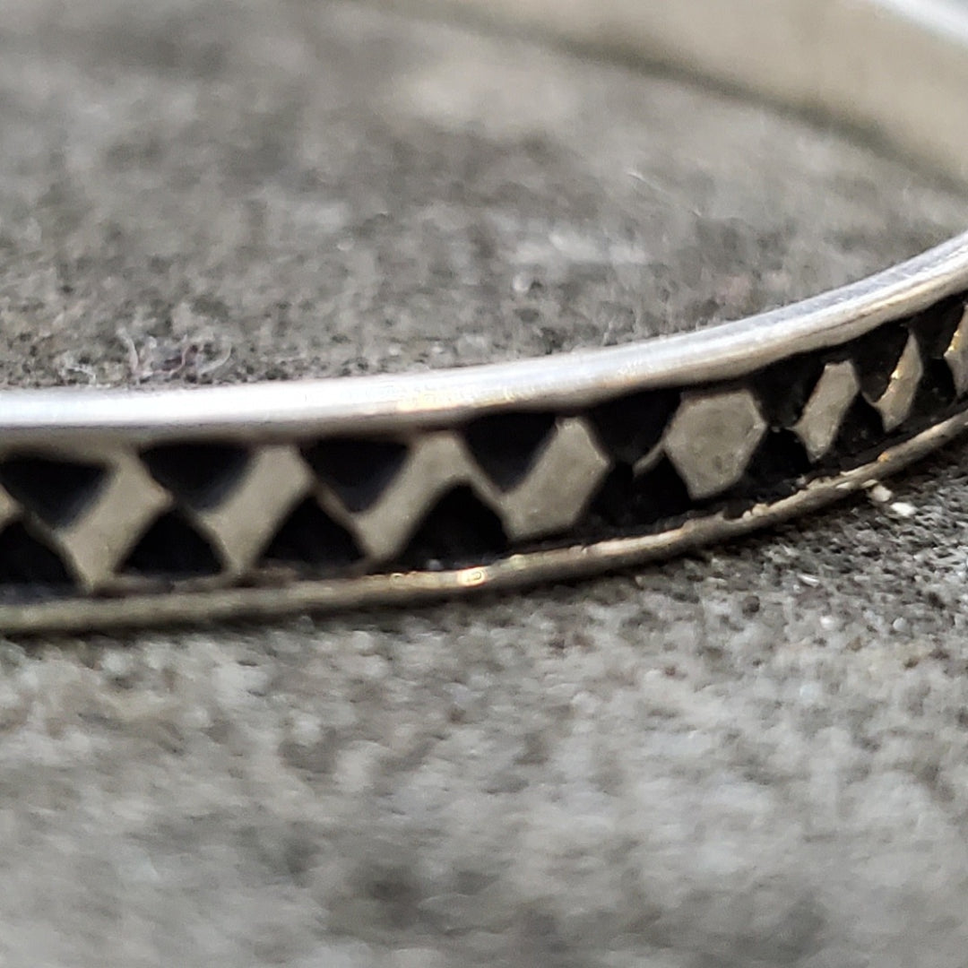 Jonc Amazigh fine en argent 925 de profil Margoum