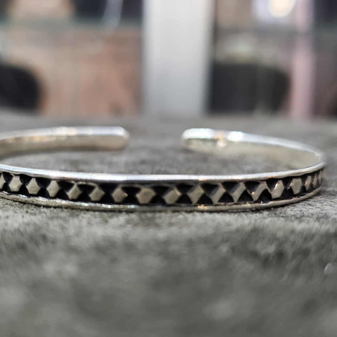 Jonc Amazigh fine en argent 925 de profil Margoum