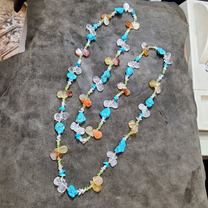 Collier Sautoir en Pierres Naturelles 1.2m  de Cristal de Roche, Péridot & Quartz.