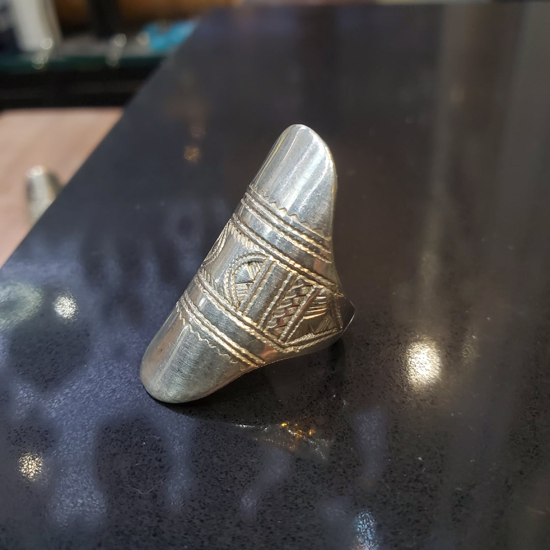 Bague Berbère Amazigh en Argent 925 – Motif Margoum en Arc Gravé à la Main | Taille 57