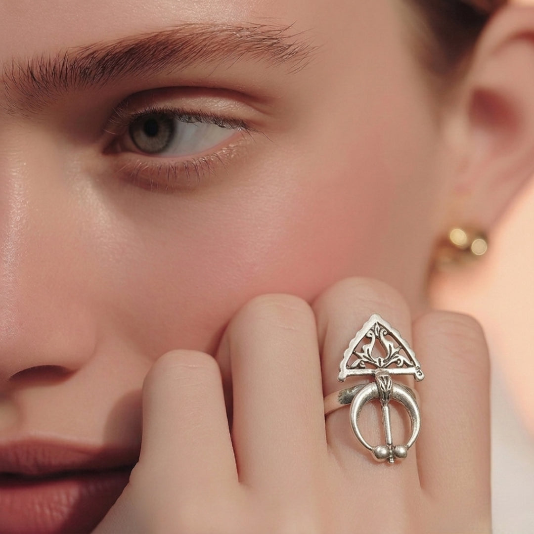 Bague Berbère Amazigh en Argent 925 – Motif Fibule Gravé à la Main