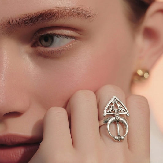Bague Berbère Amazigh en Argent 925 – Motif Fibule Gravé à la Main