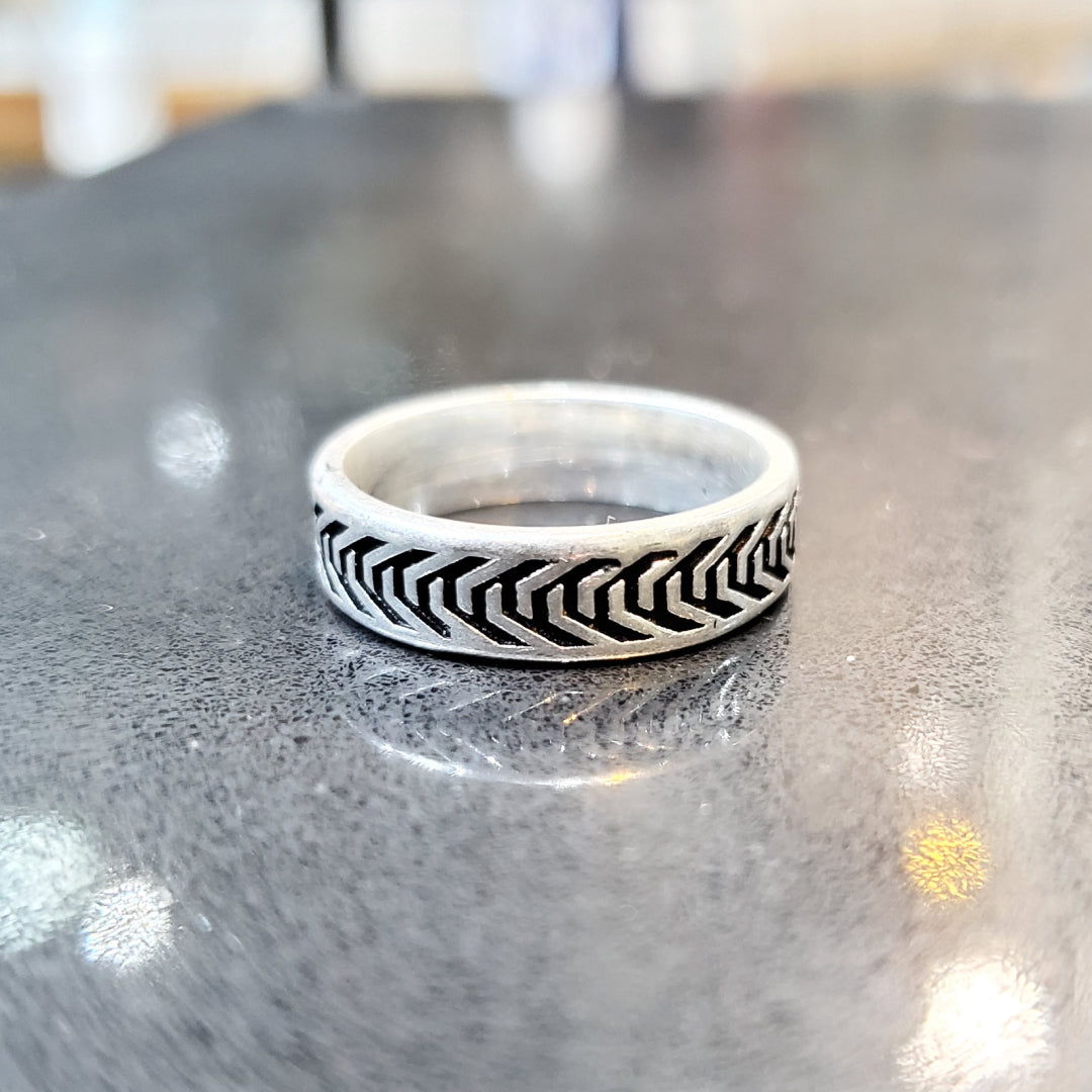 Bague Berbère Amazigh Motifs Flèches en Argent 925 – Gravure Artisanale Lunja (taille 58)