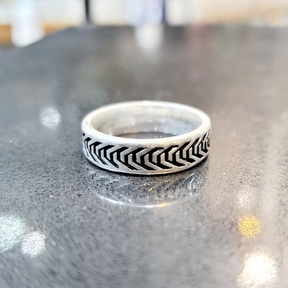 Bague Berbère Amazigh Motifs Flèches en Argent 925 – Gravure Artisanale Lunja (taille 58)