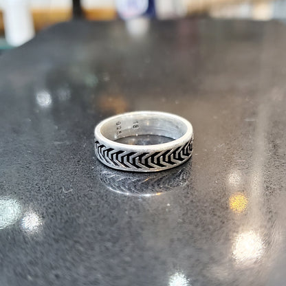 Bague Berbère Amazigh Motifs Flèches en Argent 925 – Gravure Artisanale Lunja (taille 58)