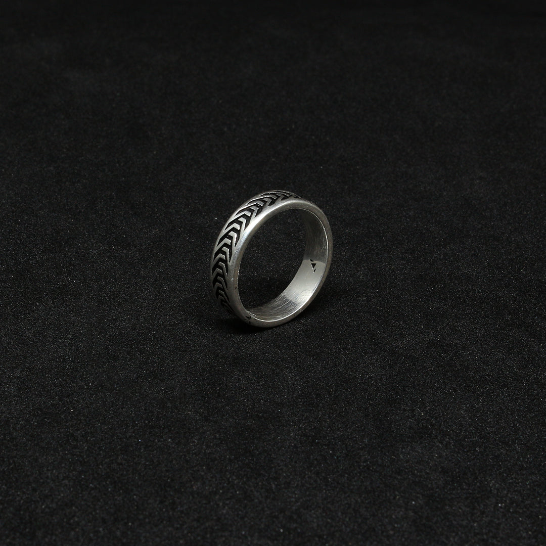 Bague Berbère Amazigh Motifs Flèches en Argent 925 – Gravure Artisanale Lunja (taille 58)