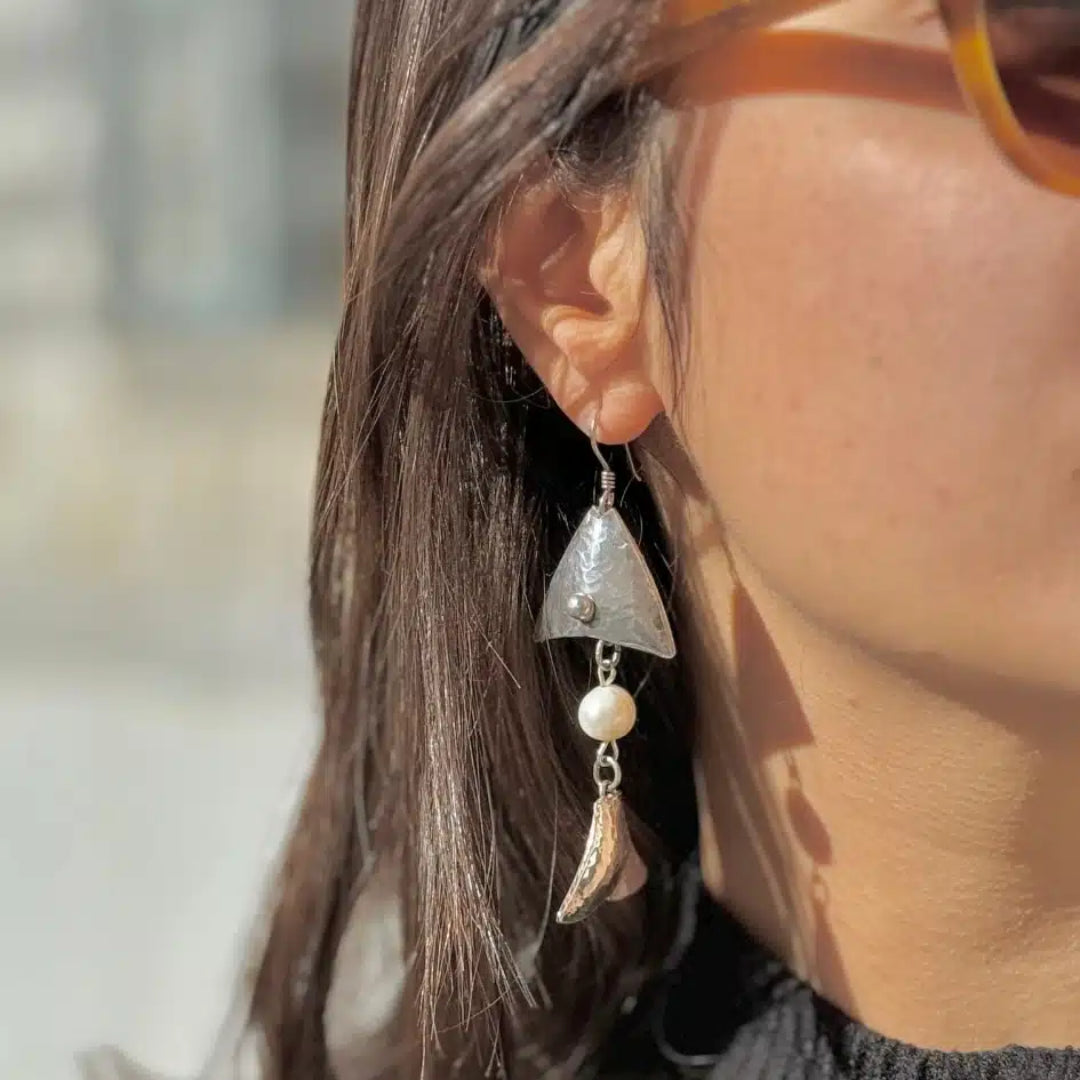 Boucles d'oreilles avec pendentifs poissons en argent 925 et perles de culture
