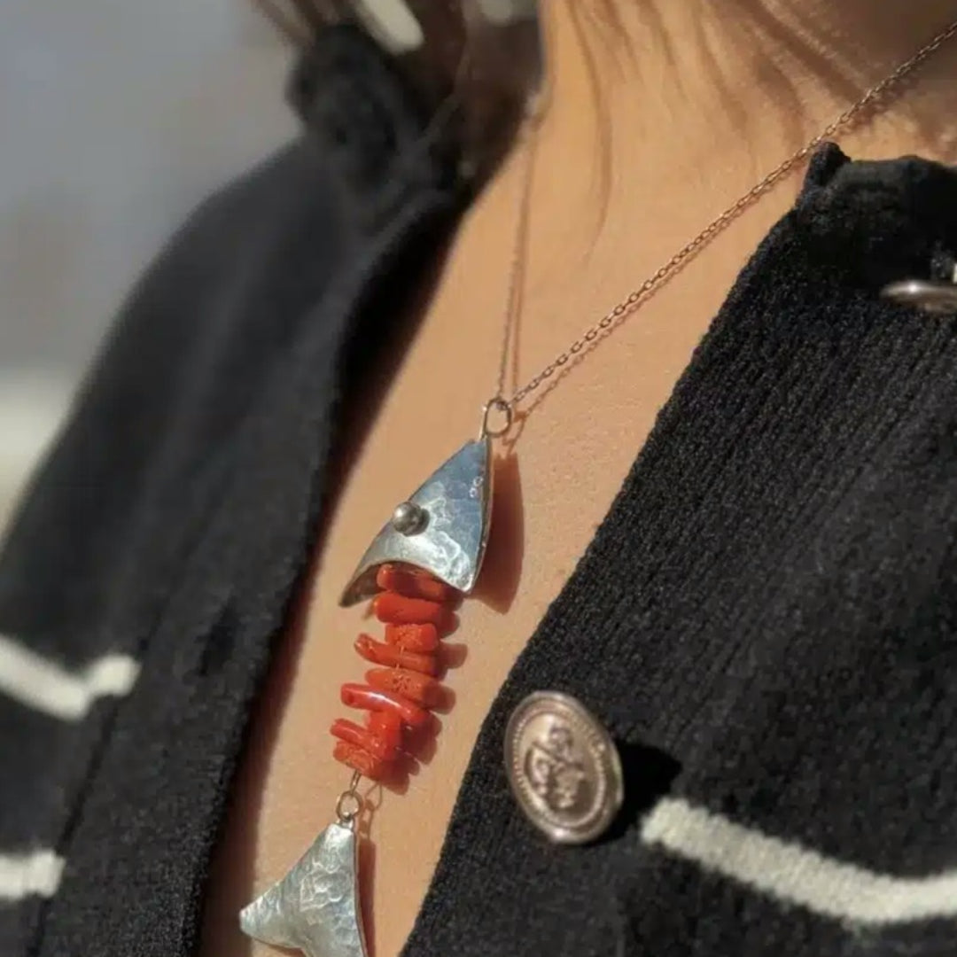 Collier en pendentif Poisson en argent 925 et corail rouge naturel
