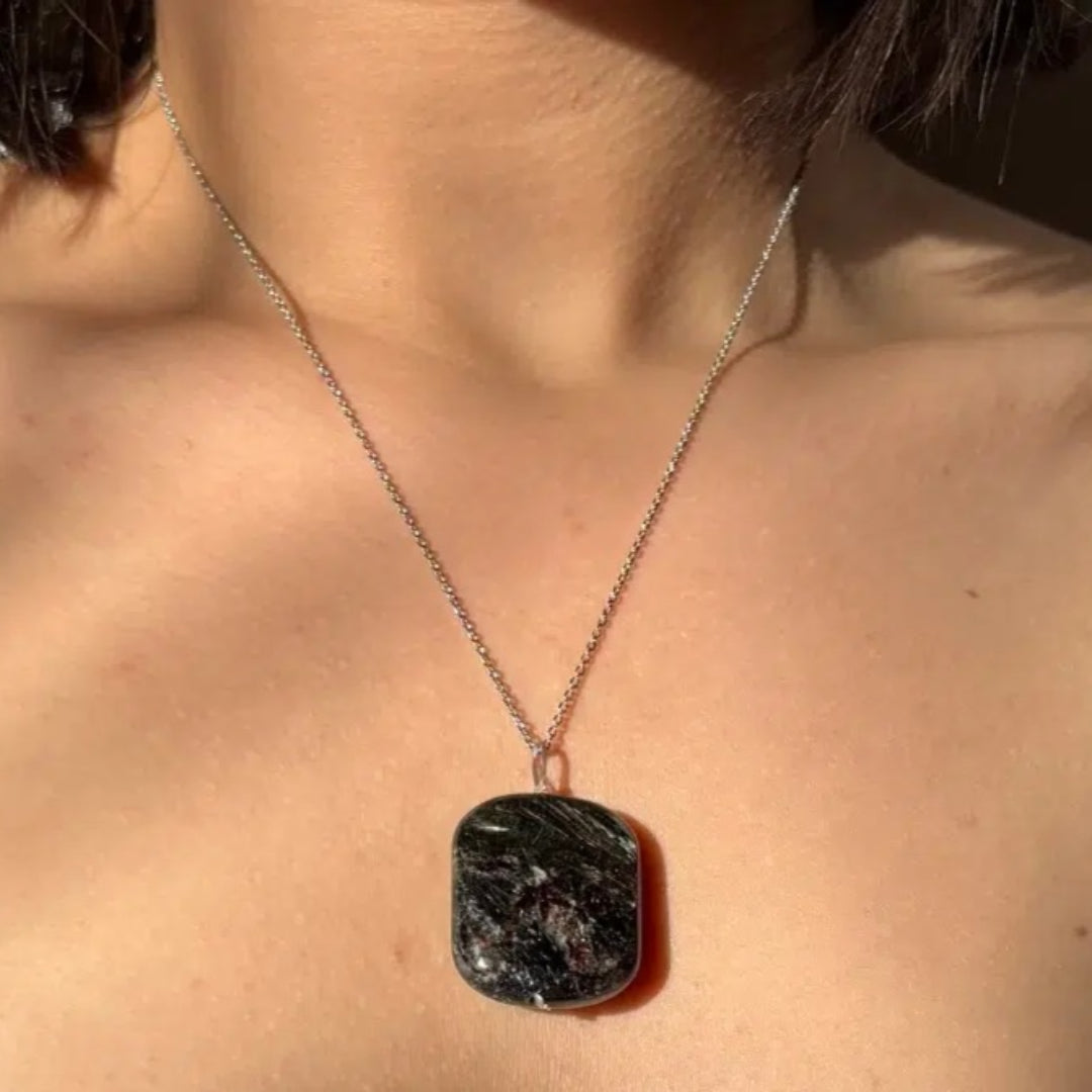 Collier en argent 925 avec arfvedsonite naturelle  et précieuse