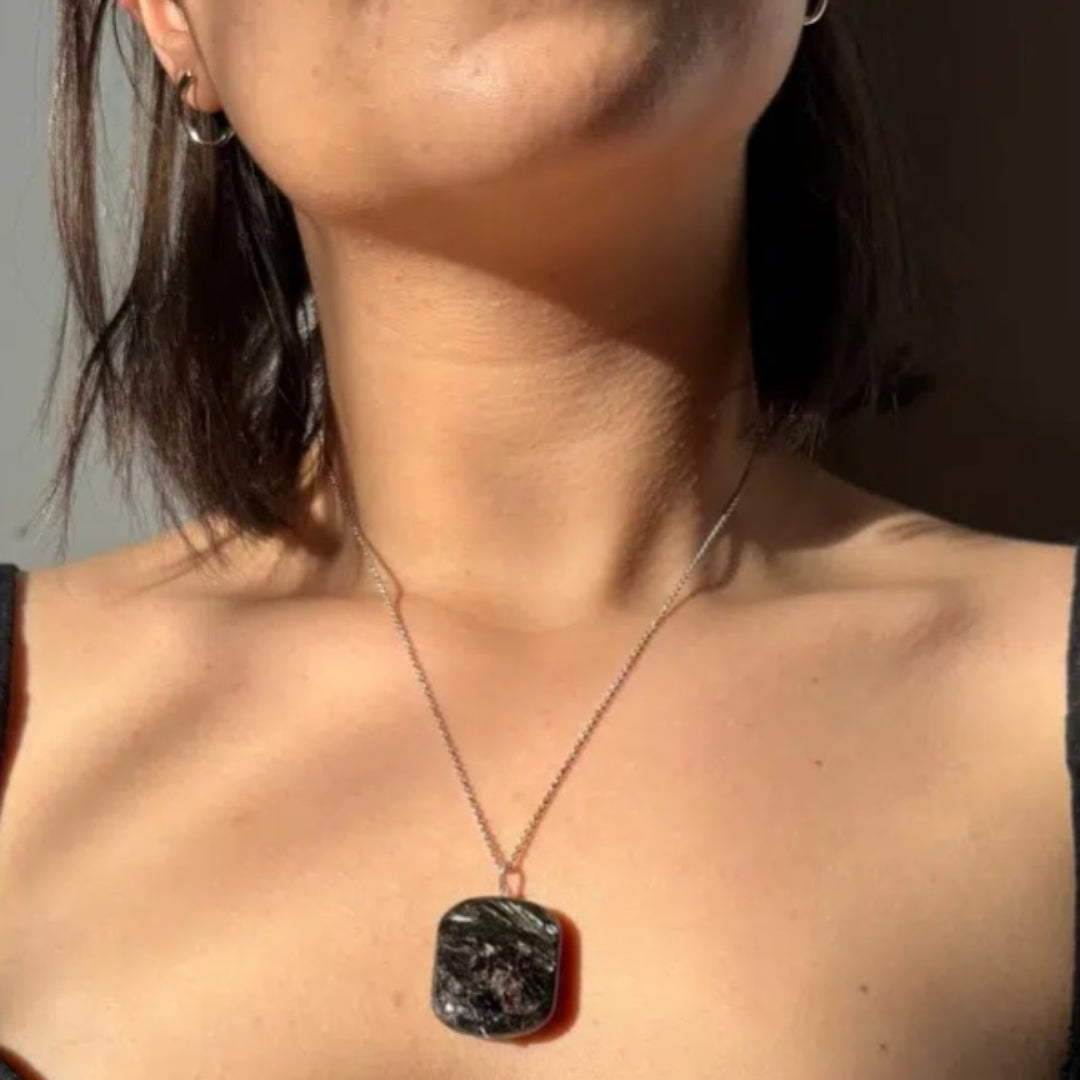 Collier en argent 925 avec arfvedsonite naturelle  et précieuse