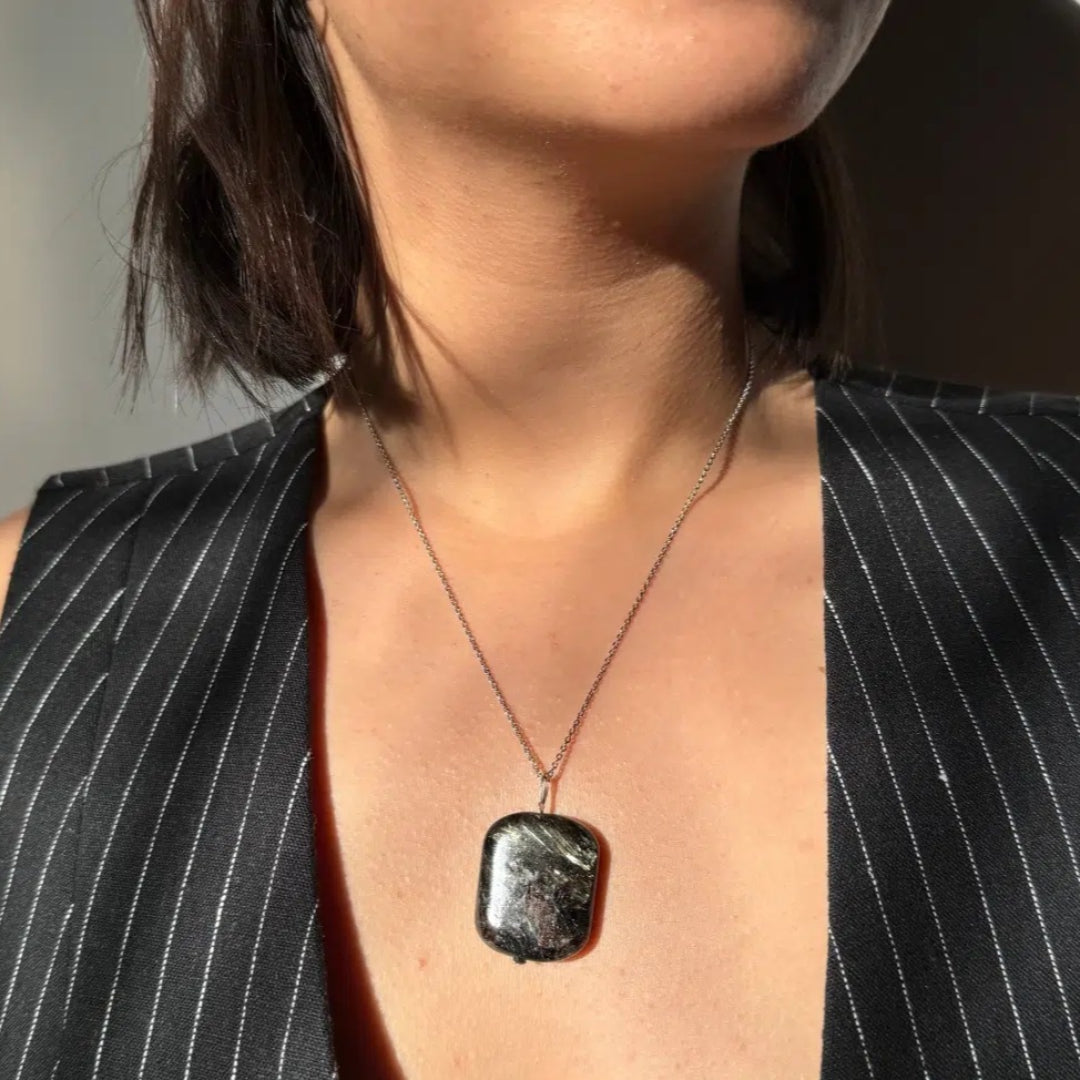 Collier en argent 925 avec arfvedsonite naturelle  et précieuse