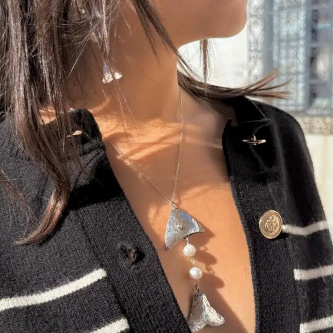 Collier avec motif poisson en argent 925 et perles de culture