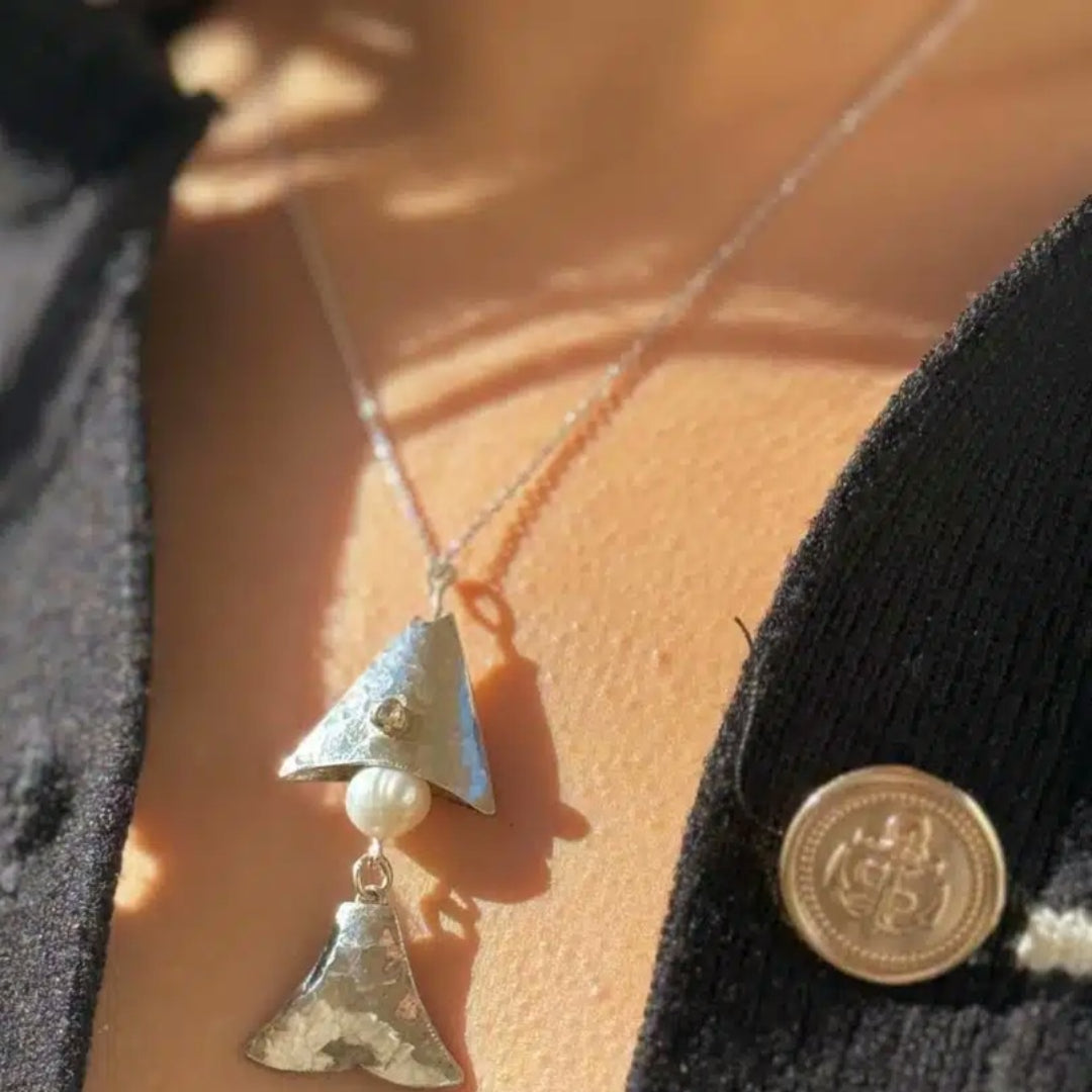 Collier avec motif poisson en argent 925 et perles de culture