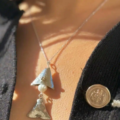 Collier avec motif poisson en argent 925 et perles de culture