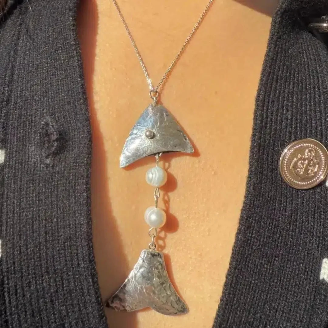 Collier avec motif poisson en argent 925 et perles de culture