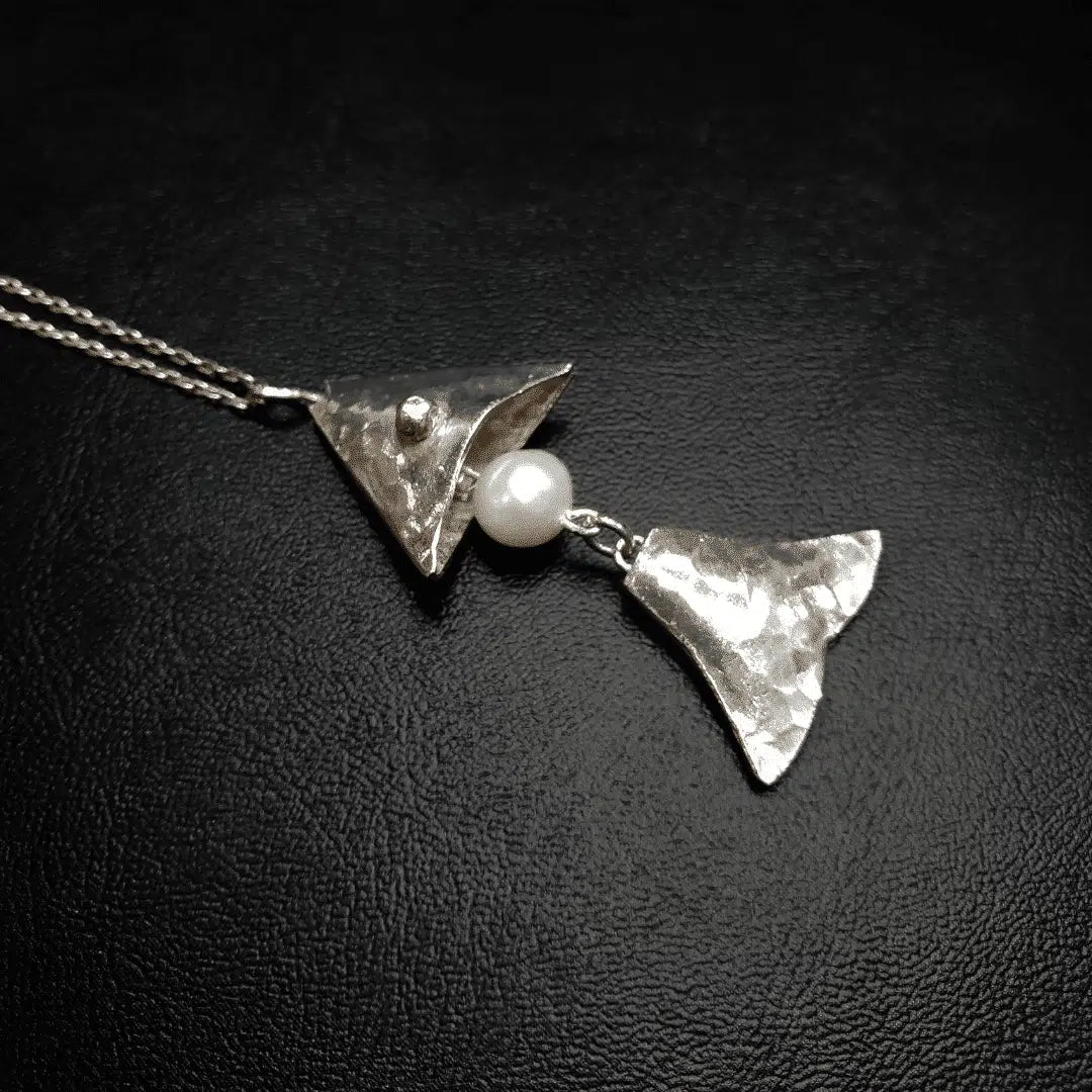 Collier avec motif poisson en argent 925 et perles de culture