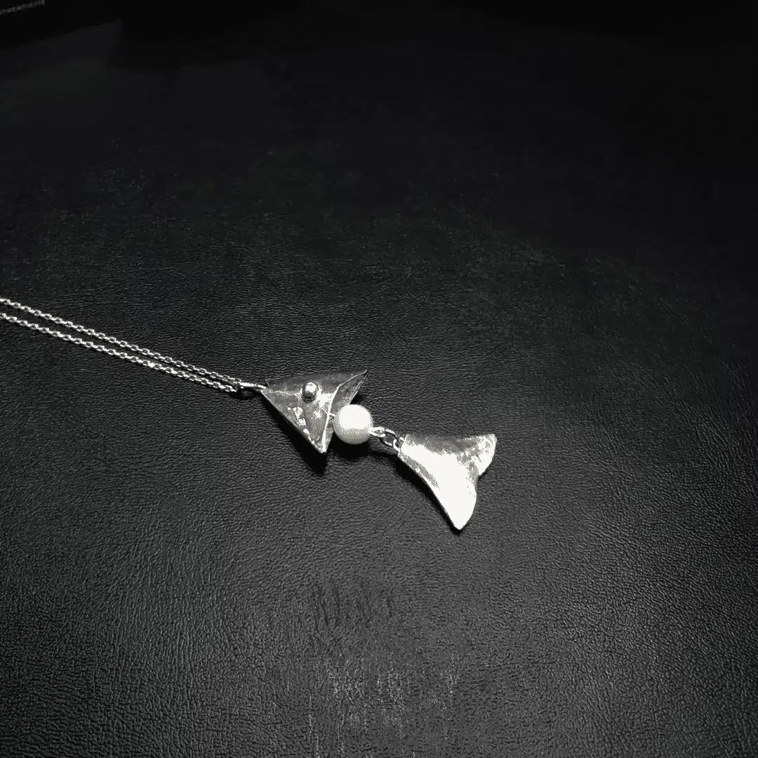 Collier avec motif poisson en argent 925 et perles de culture