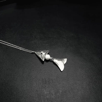 Collier avec motif poisson en argent 925 et perles de culture