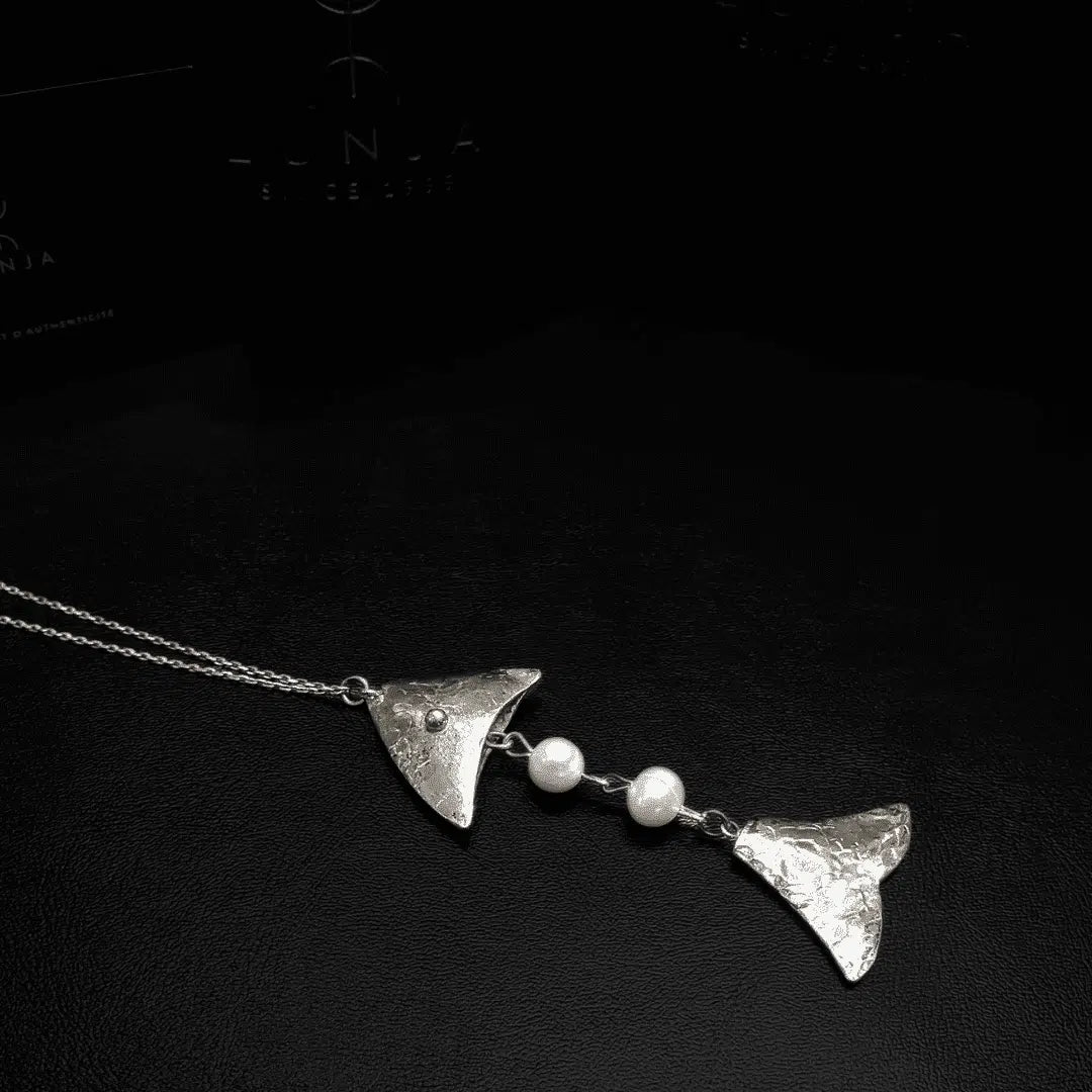 Collier avec motif poisson en argent 925 et perles de culture