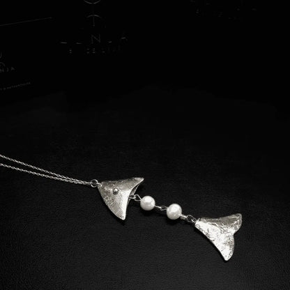 Collier avec motif poisson en argent 925 et perles de culture