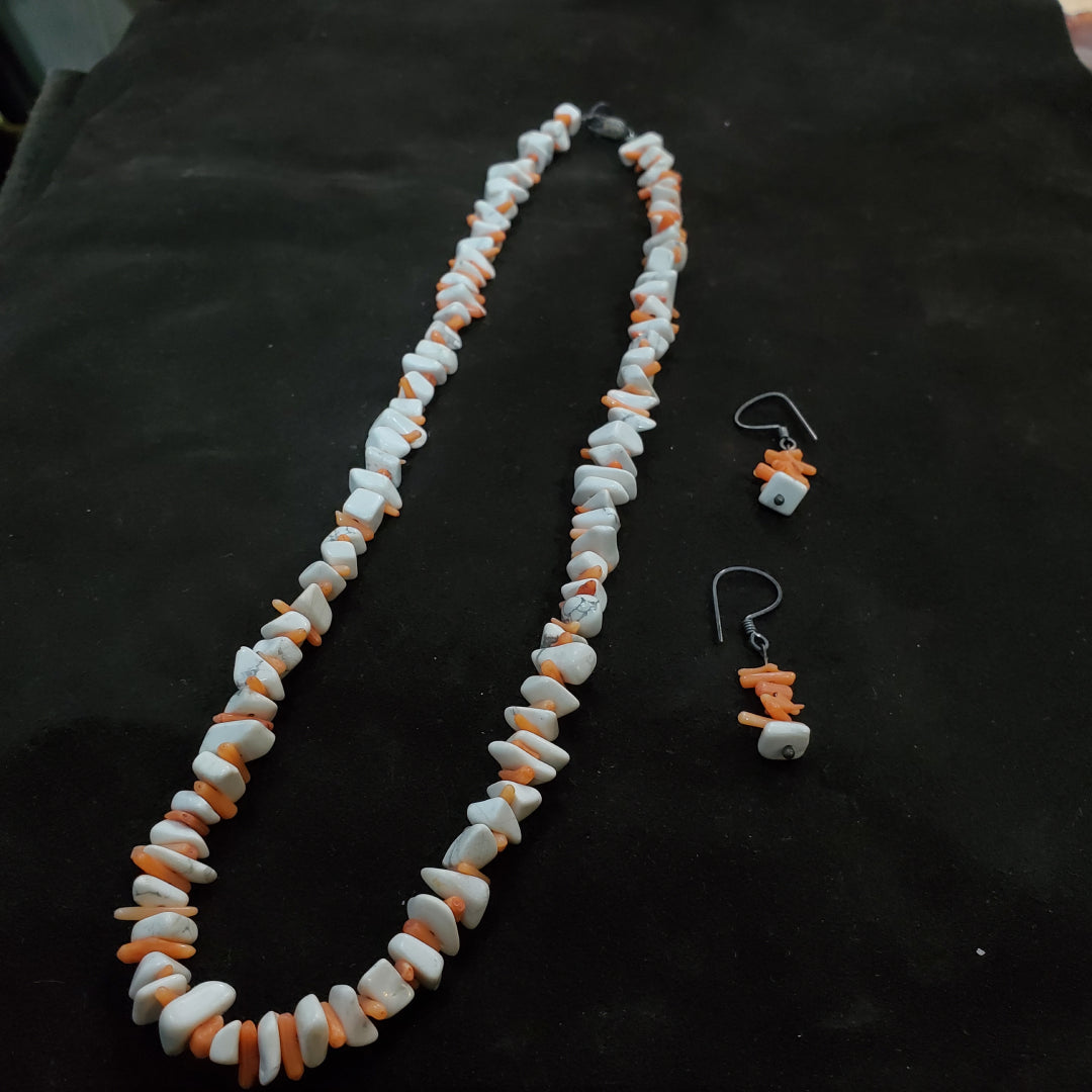 Collier en Pierre Howélite et Corail Naturel