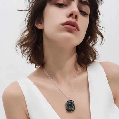 Collier en argent 925 avec arfvedsonite naturelle  et précieuse