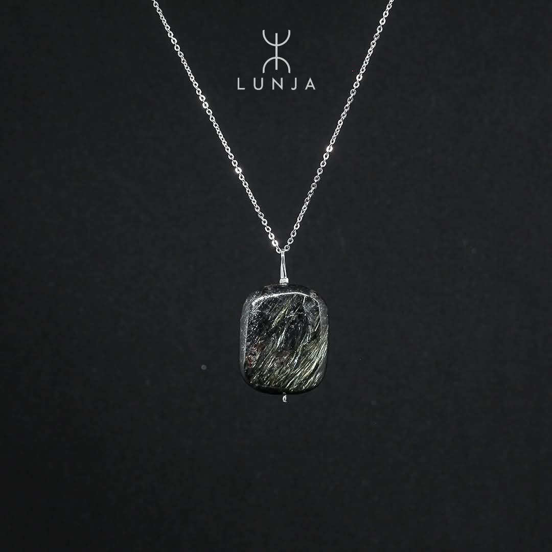 Collier en argent 925 avec arfvedsonite naturelle  et précieuse