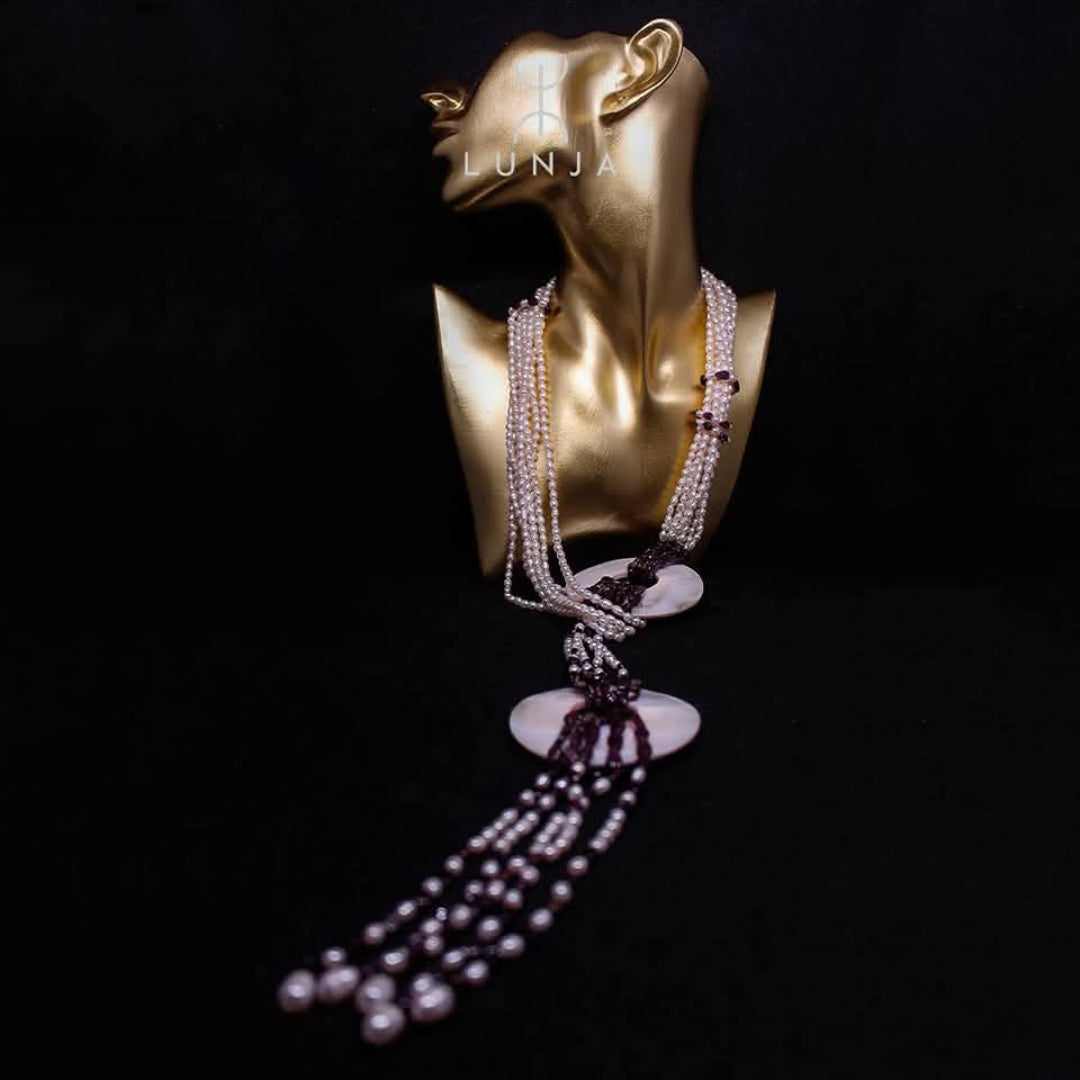 Un collier long Sautoir pour femme de perles de cultures raffinées et pierres de Grenat