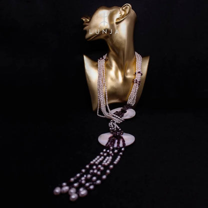 Un collier long Sautoir pour femme de perles de cultures raffinées et pierres de Grenat