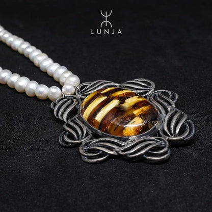 Collier en Perles de Culture Blanches Naturelles avec Pendentif en Argent et Cabochon d’Ambre Authentique de 45 cm