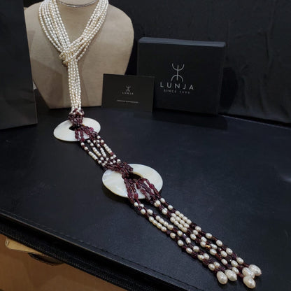 Un collier long Sautoir pour femme de perles de cultures raffinées et pierres de Grenat