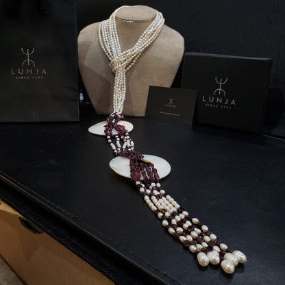 Un collier long Sautoir pour femme de perles de cultures raffinées et pierres de Grenat