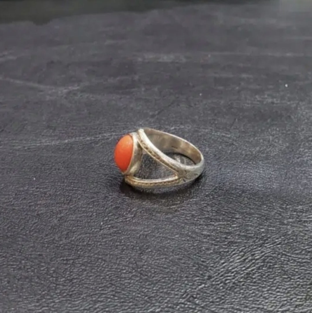 Bague Amazigh en argent 925 et en Corail rouge classé du premier choix