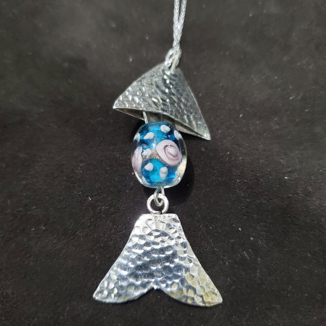 Collier Poisson en Argent 925 avec Perle Cylindrique Bleuté en Verre de Murano