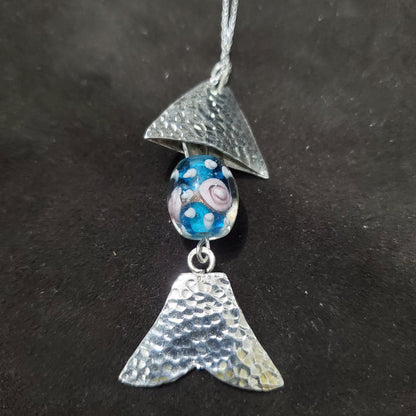 Collier Poisson en Argent 925 avec Perle Cylindrique Bleuté en Verre de Murano