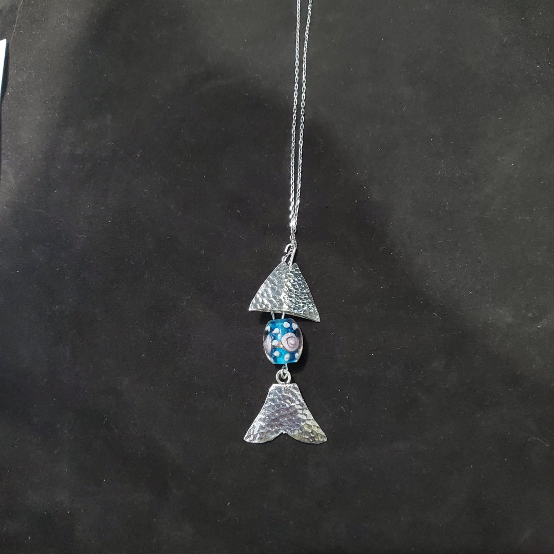Collier Poisson en Argent 925 avec Perle Cylindrique Bleuté en Verre de Murano